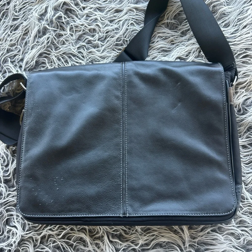 Boconi Leather Men’s Laptop Shoulder Bag. Black. The inside is very clean.